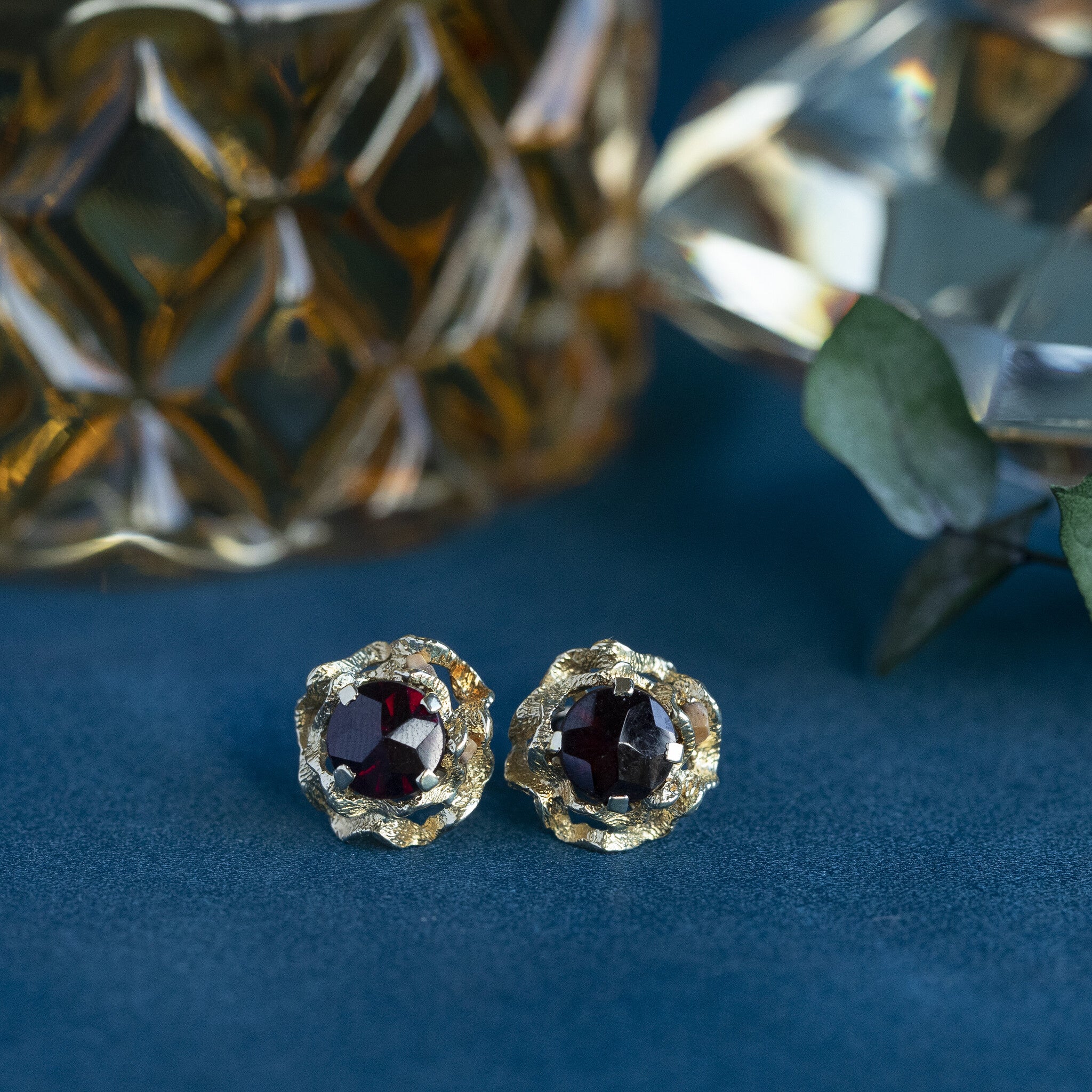 14 kt gold stud earrings with garnet
