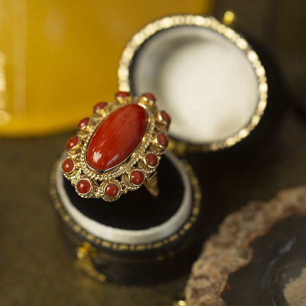 Gouden entourage ring met bloedkoraal 14 krt