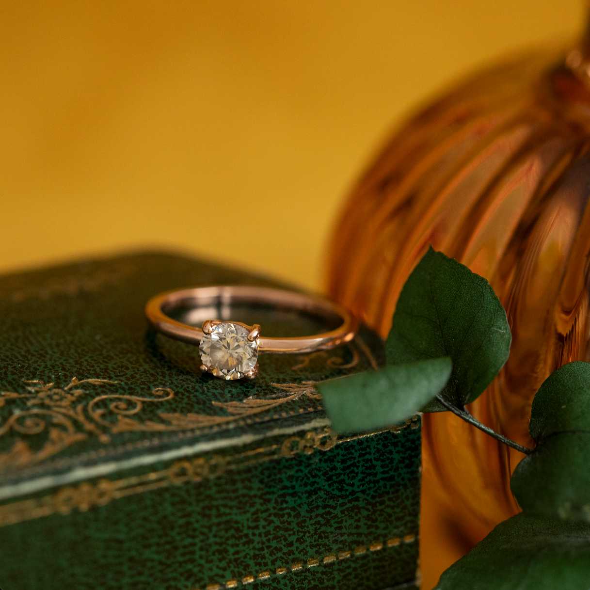 Vintage solitaire ring with diamond, 9 kt