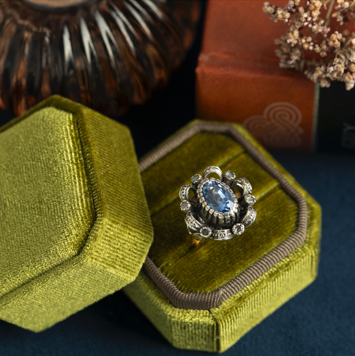 Gold vintage ring with sapphire and rose diamond 14 kt/925