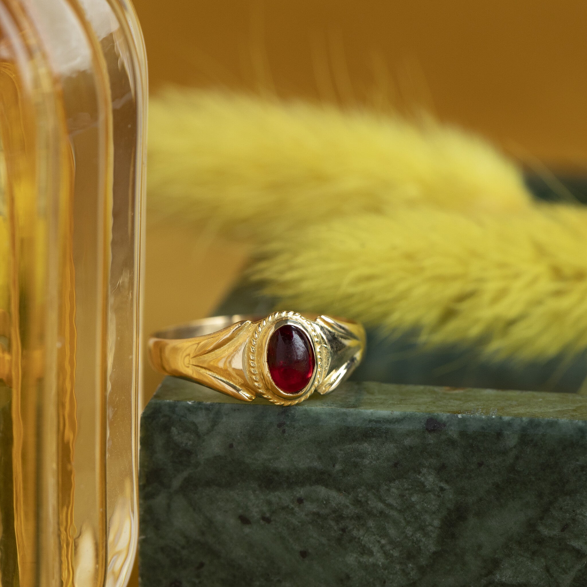18 kt gold ring with pink gemstone