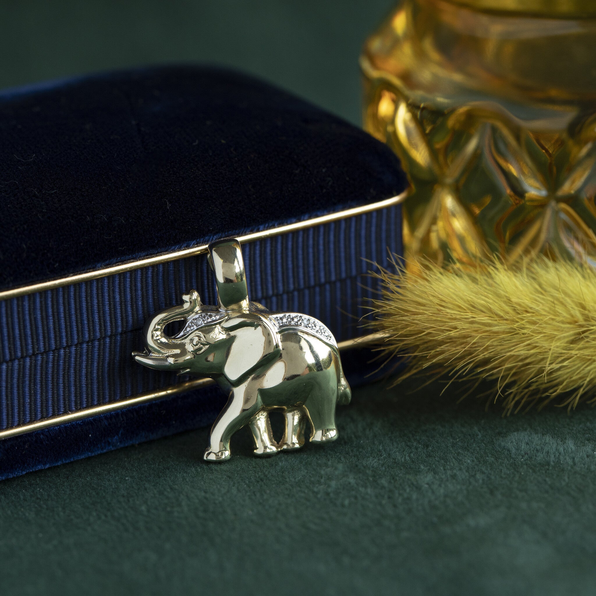 Gouden olifant hanger met diamant 14 krt