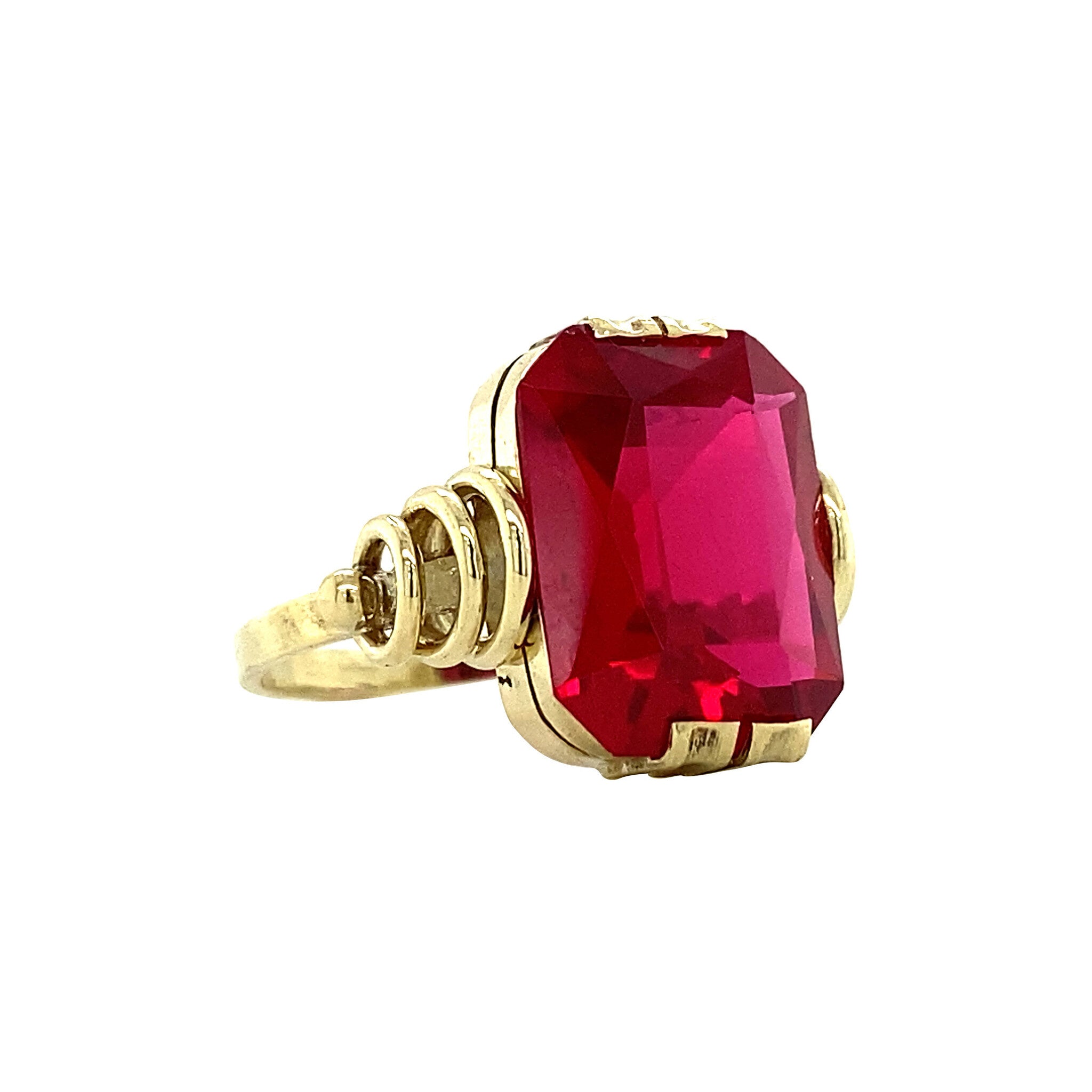 Gold ring with ruby 14 krt