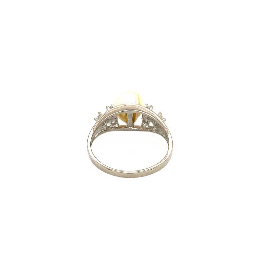 14 kt white gold ring with pearl and diamond