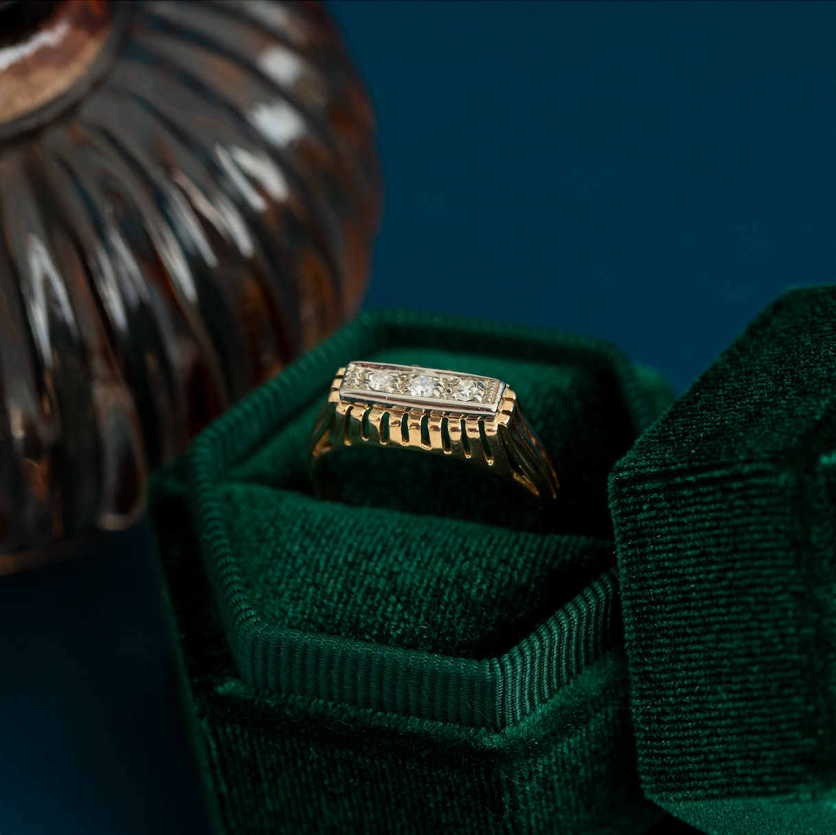 Vintage 18 kt gold row ring with diamond