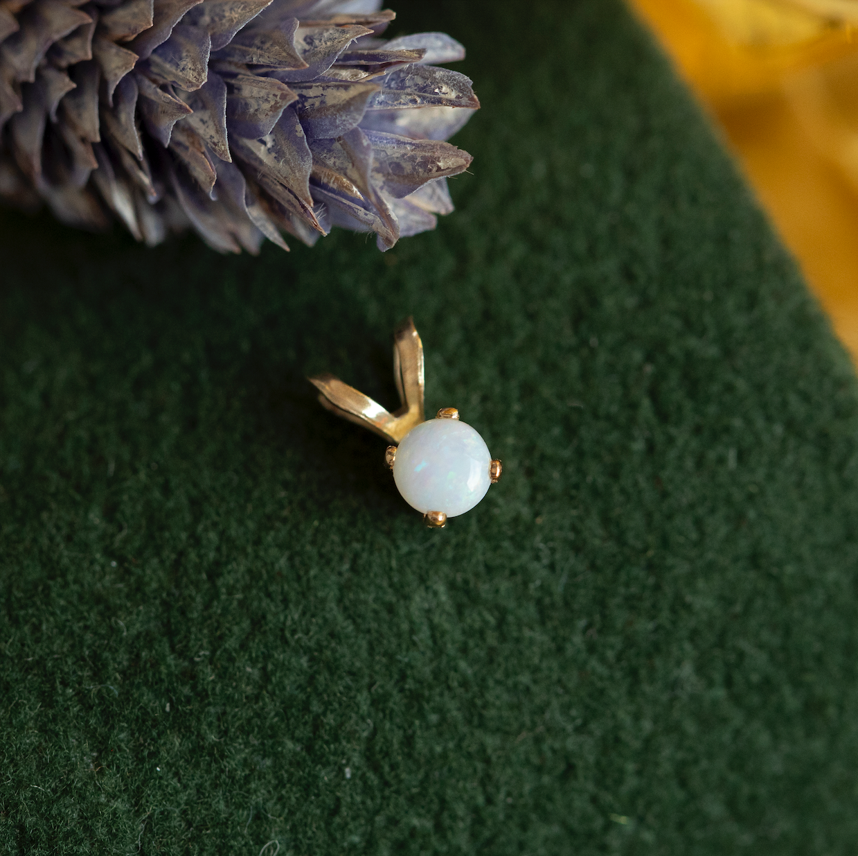 Vintage gold solitaire pendant with opal, 14 kt