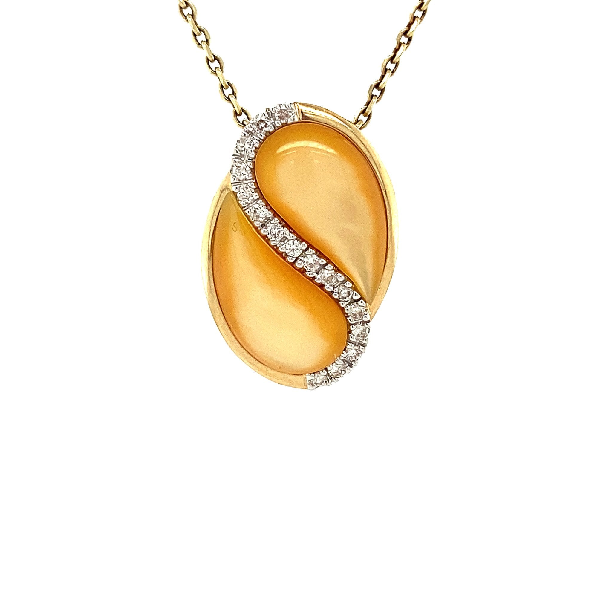 Gouden hanger met parelmoer en diamant 14 krt