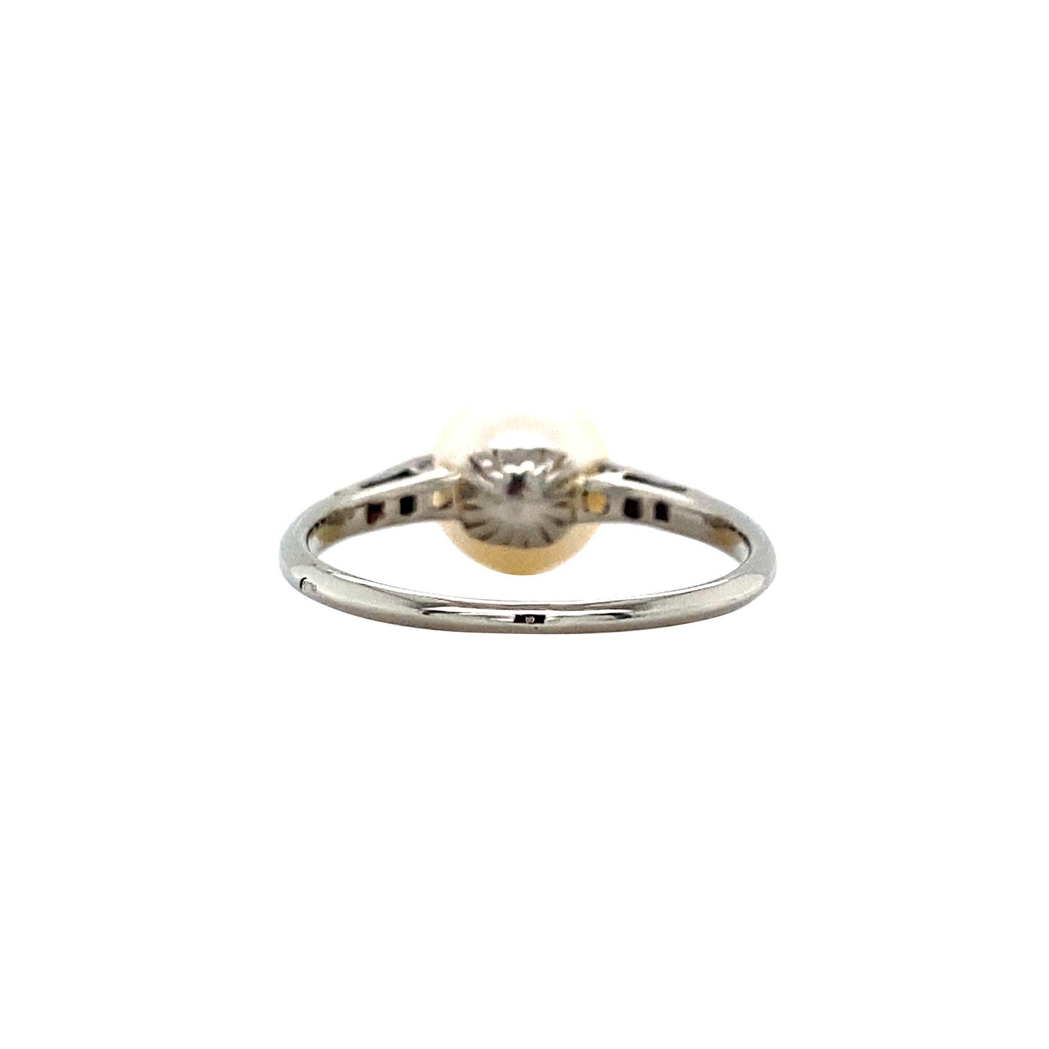 14 kt white gold ring with pearl and diamond