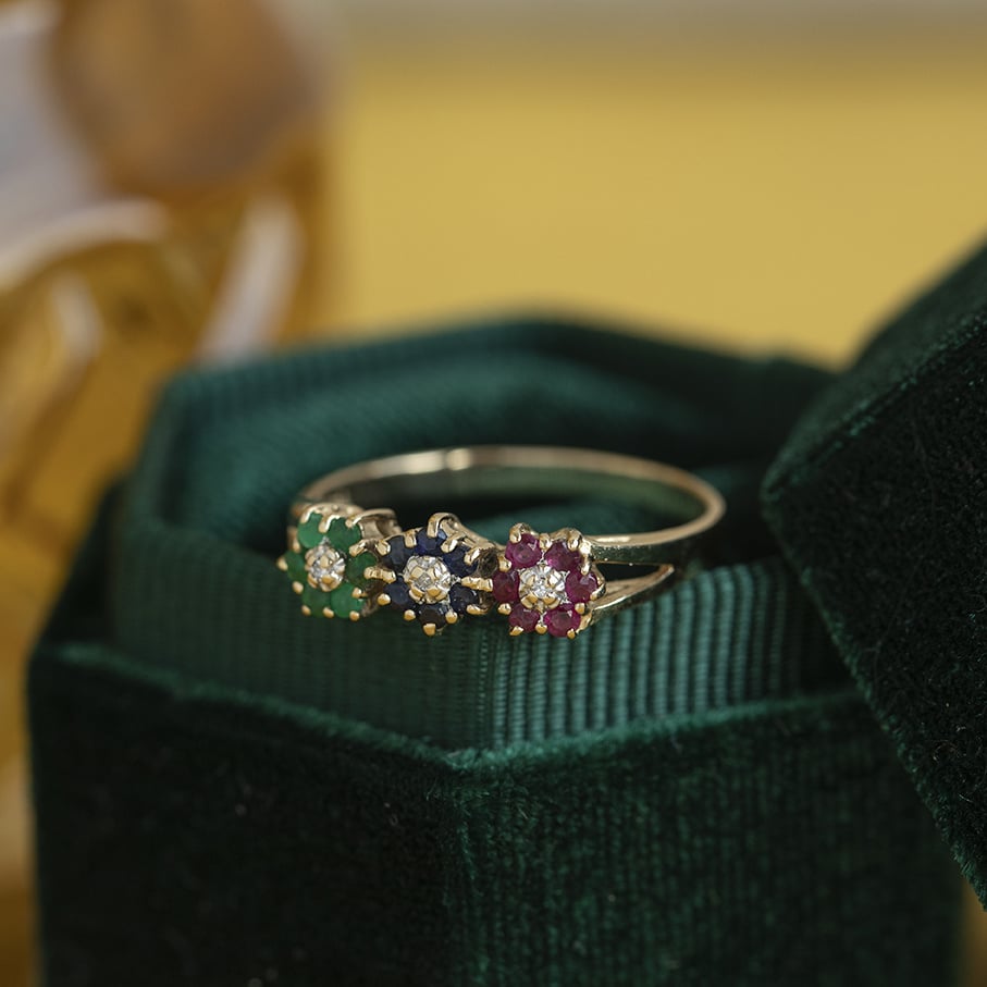 Gouden entourage rijring met saffier, smaragd, robijn en diamant 14 krt