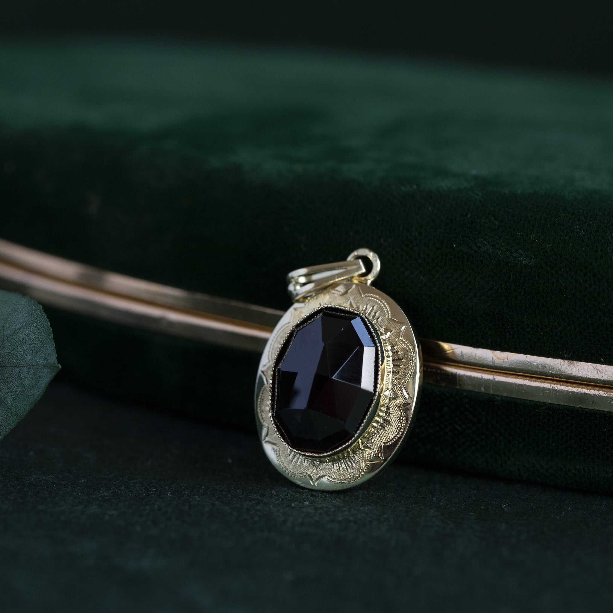 Gouden hanger met granaat 14 krt