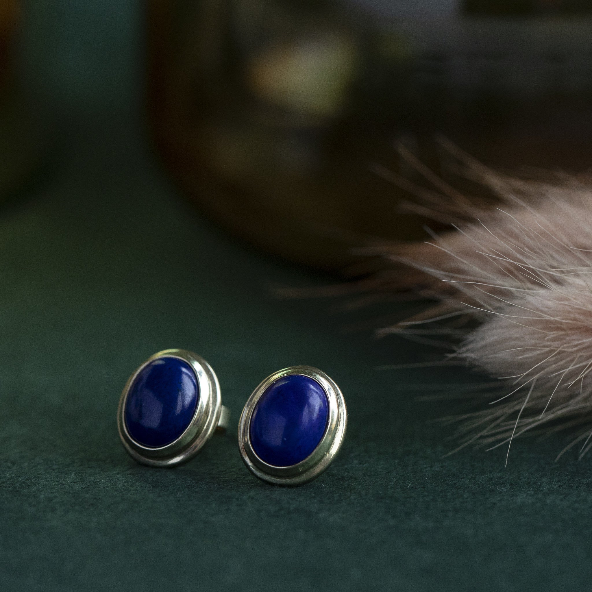 14 kt gold stud earrings with lapis lazuli