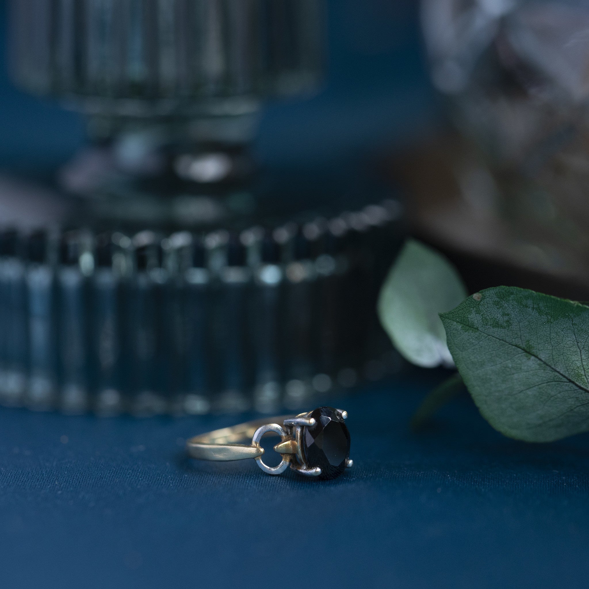 18 kt gold ring with zirconia