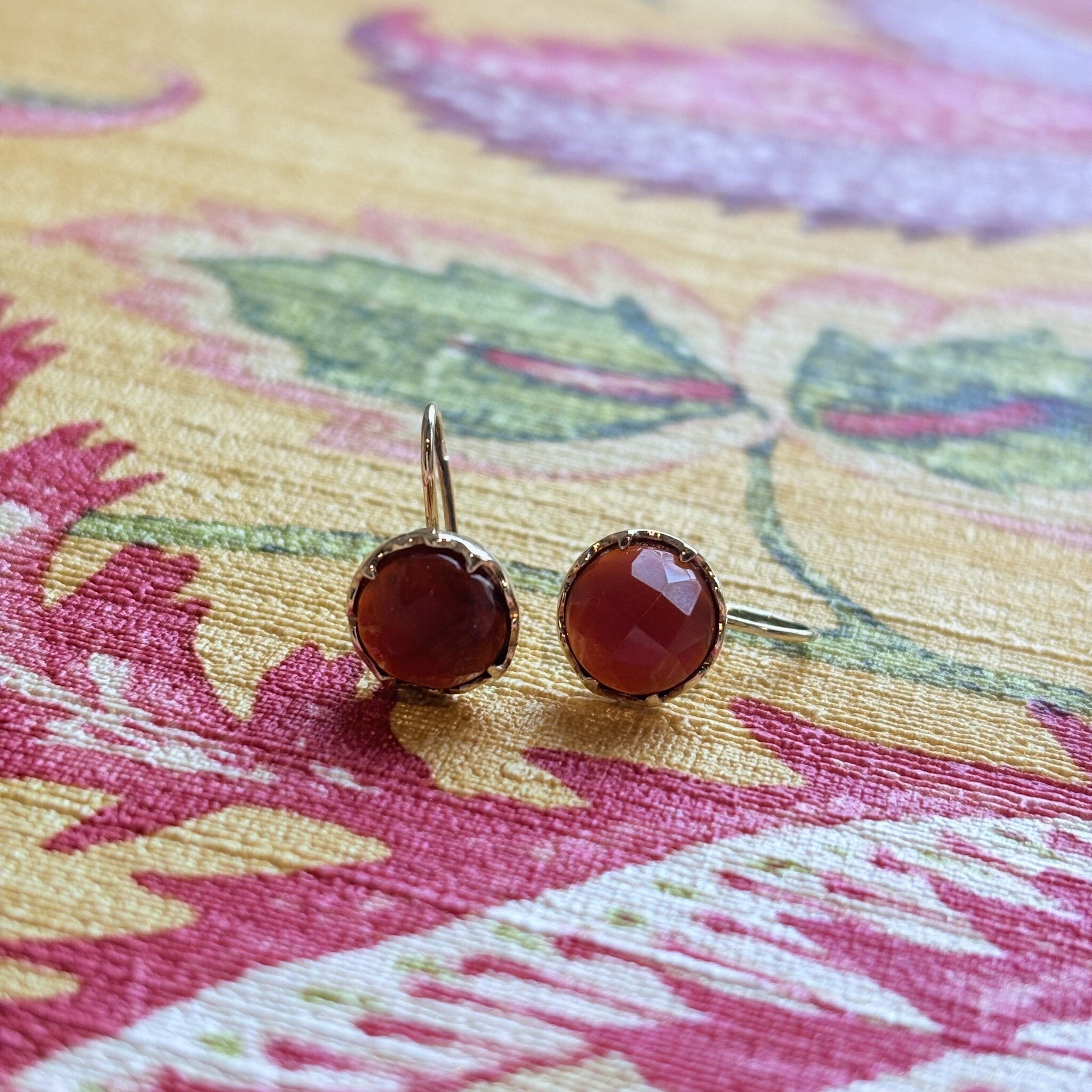 Gold earrings with carnelian 14 krt