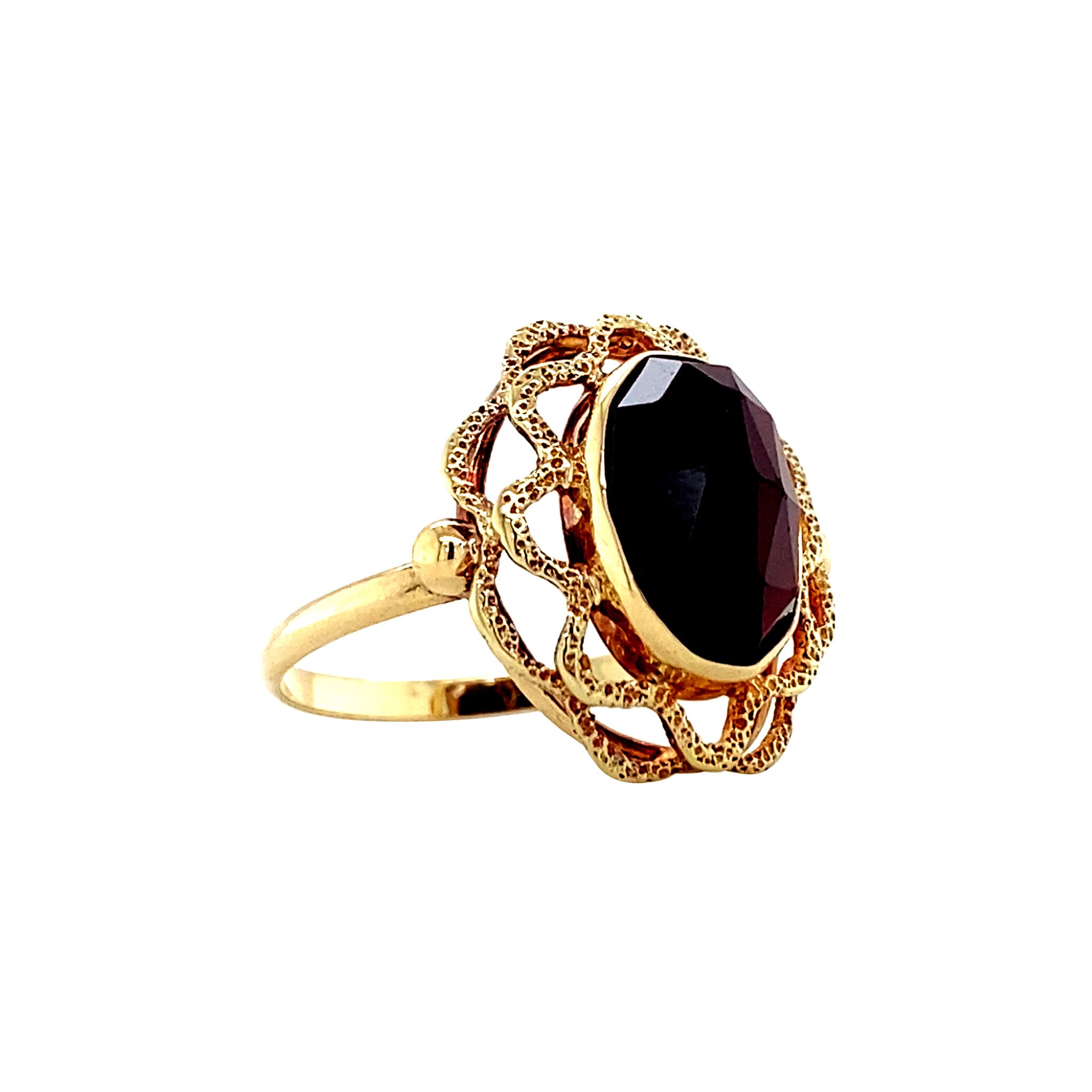 Gold ring with garnet, 14 kt