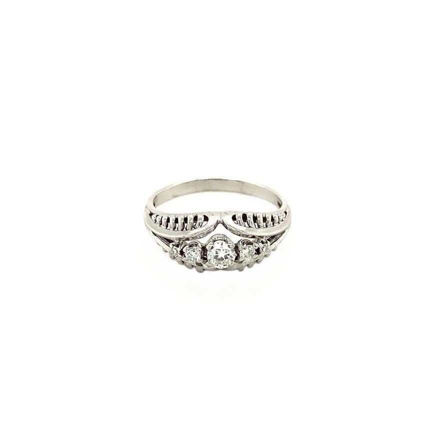 14 kt white gold ring with diamond