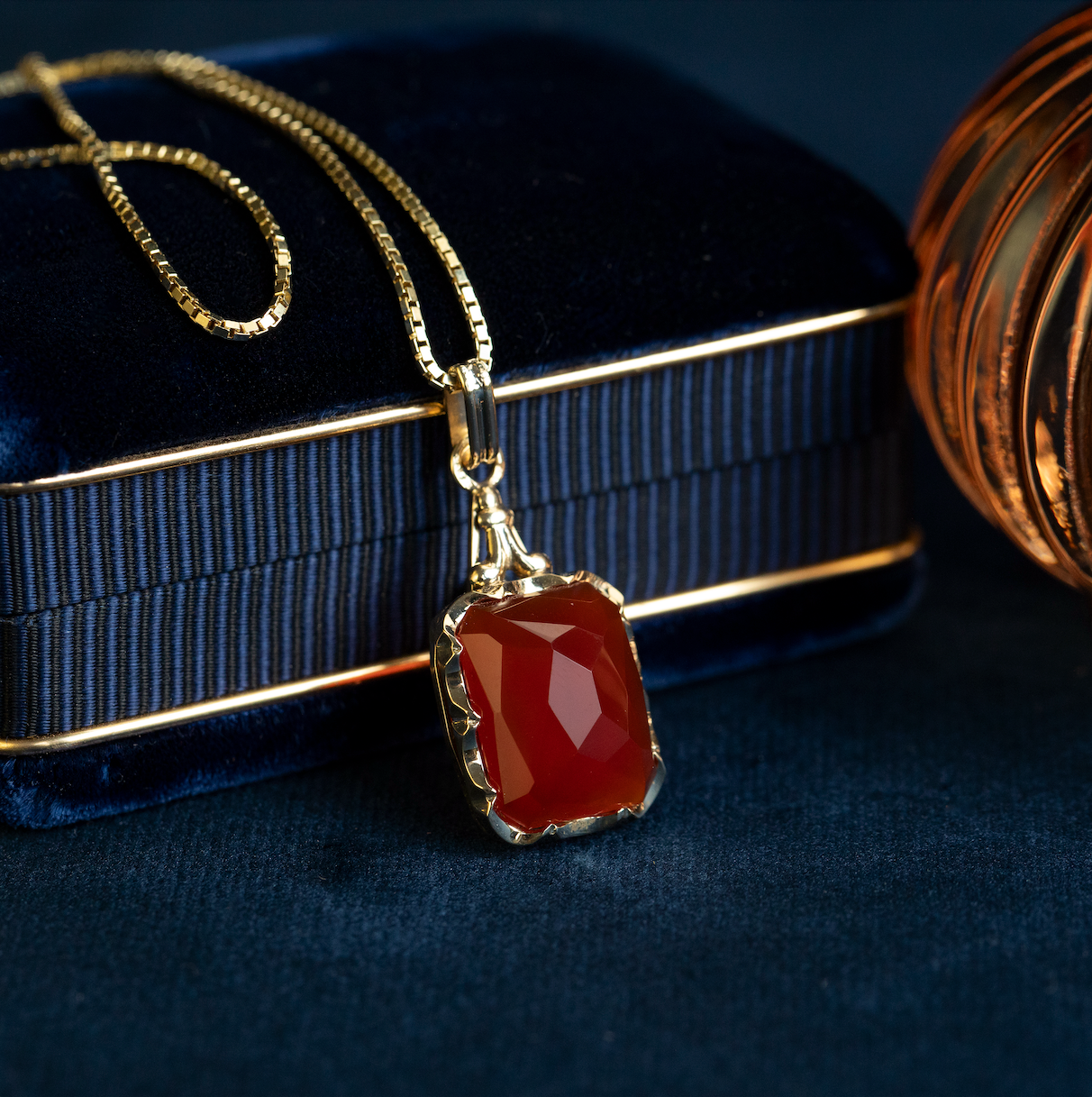 Vintage gold pendant with carnelian, 14 kt