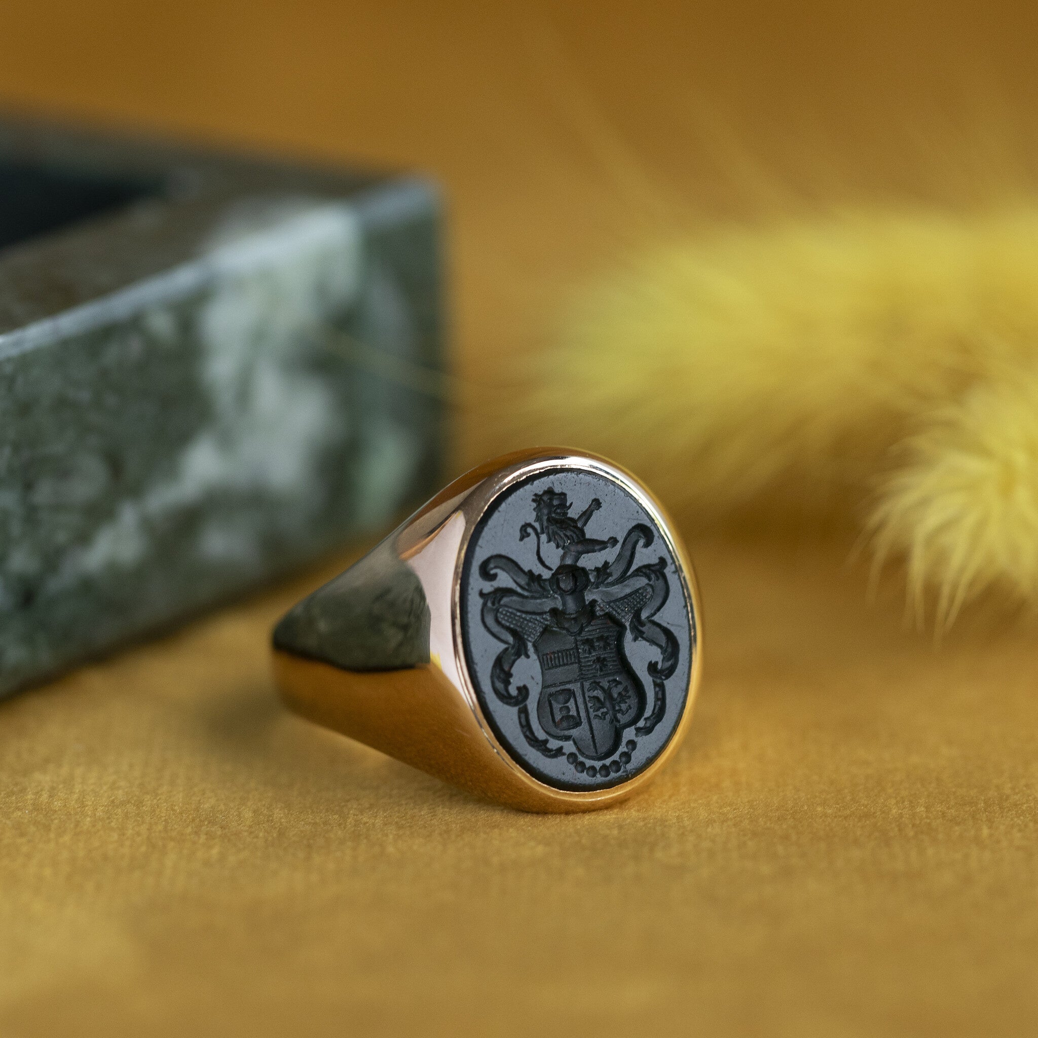 Gold signet ring with onyx 14 krt
