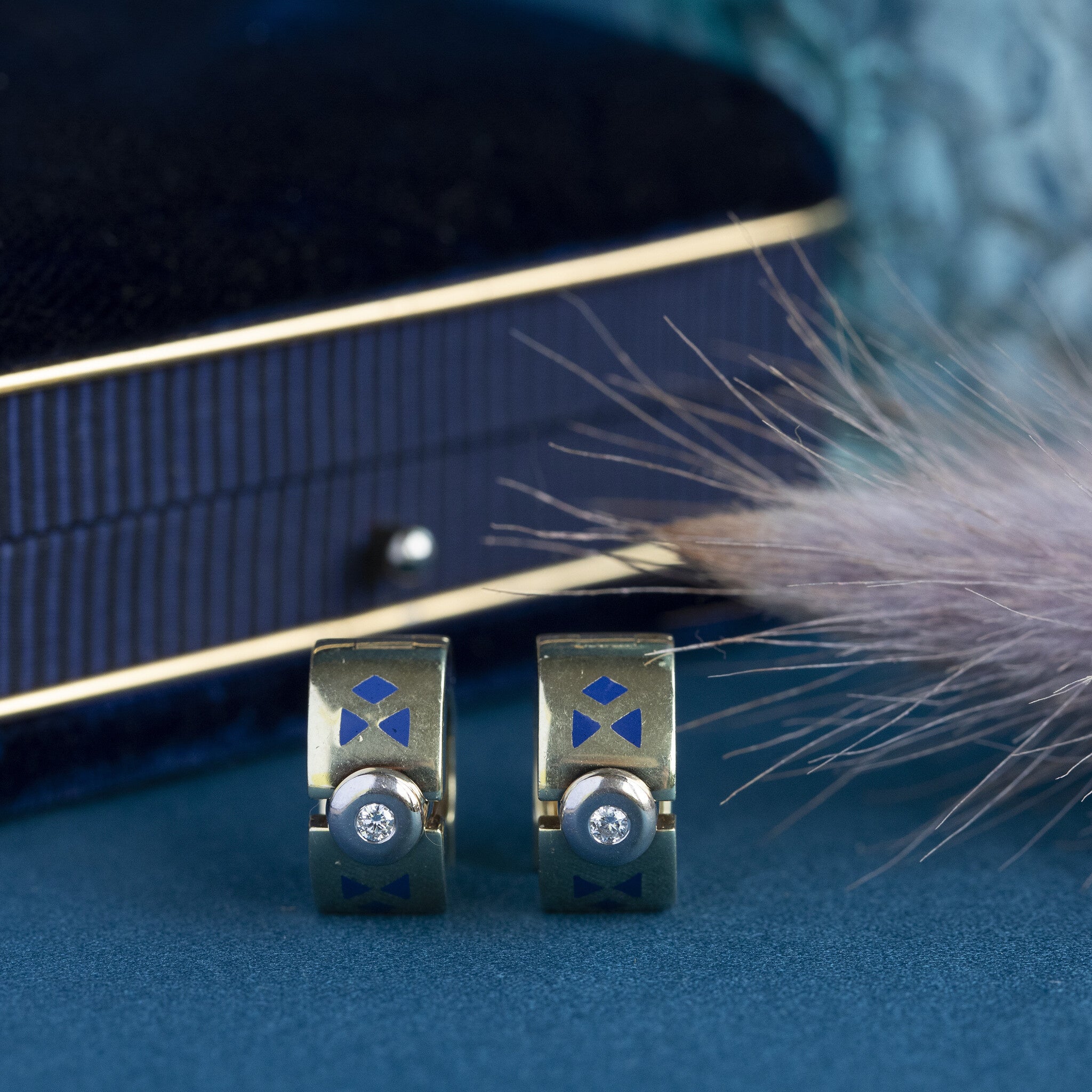 Gouden creolen met diamant en emaille 14 krt