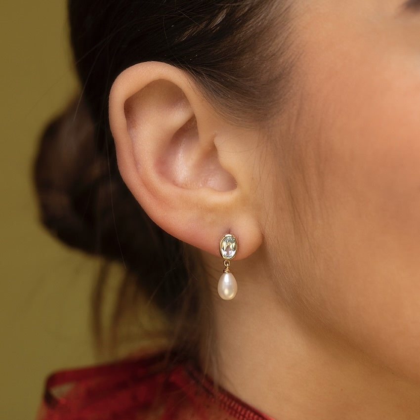 Gouden oorbellen met topaas en parel 14 kt