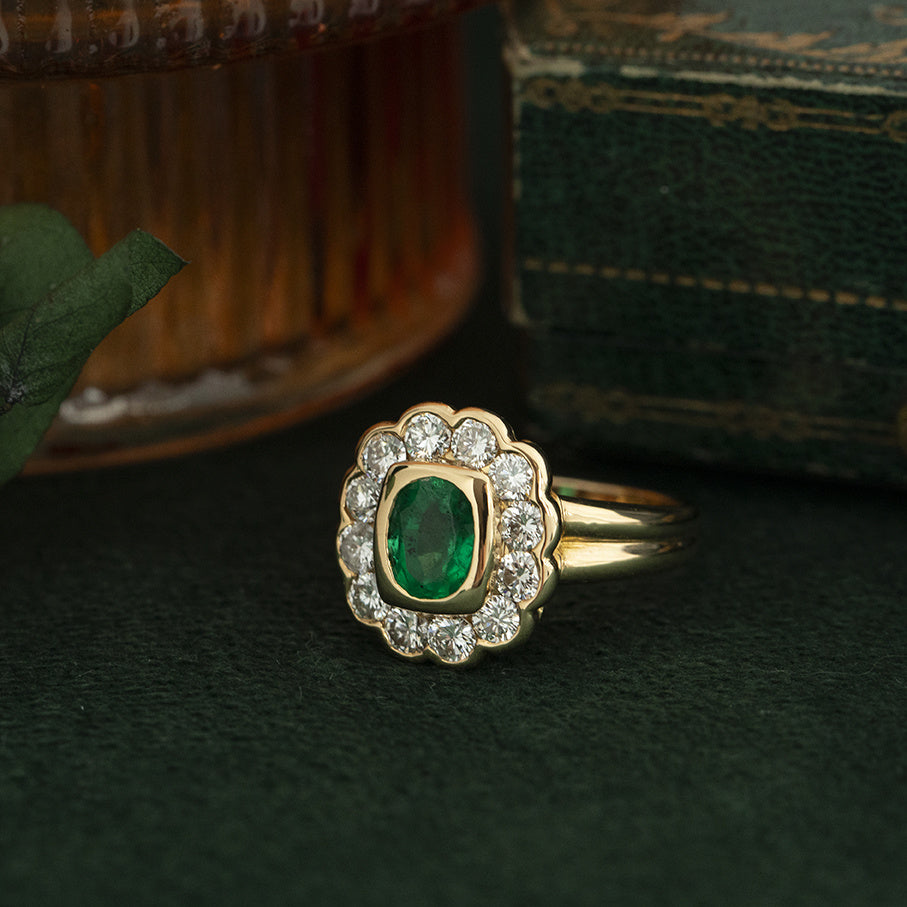 Gouden vintage entourage ring met smaragd en diamant 18 krt