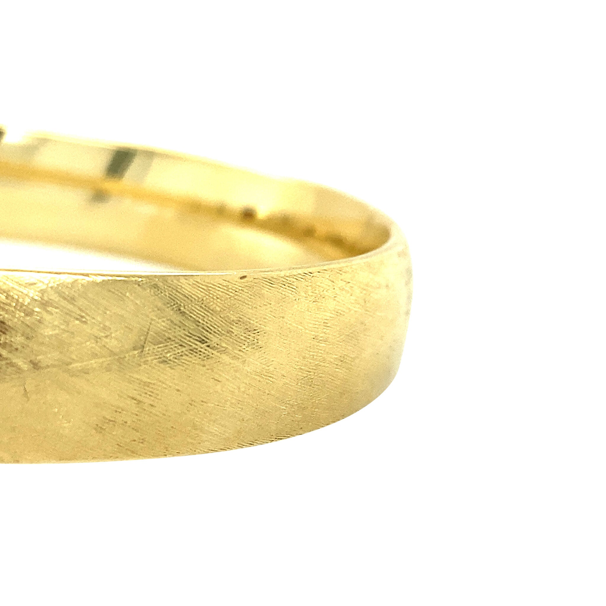 Gouden bangle bewerkt 14 krt