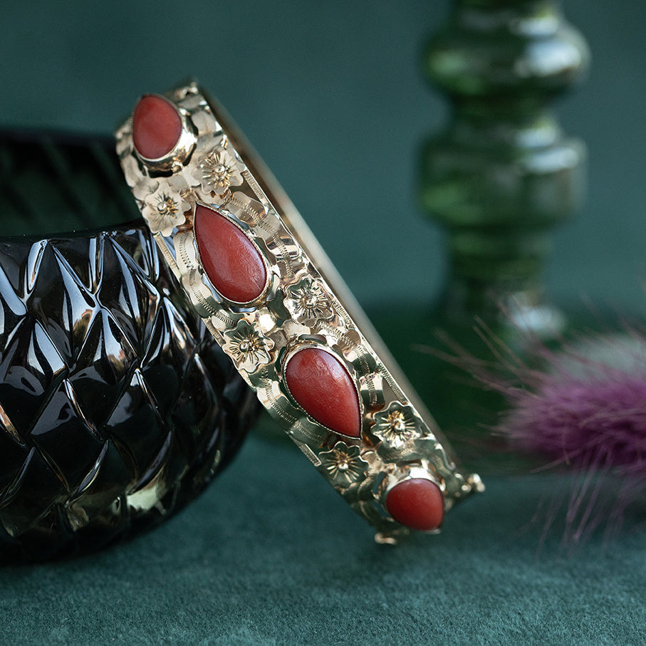 Vintage gouden bangle met bloedkoraal 14 krt