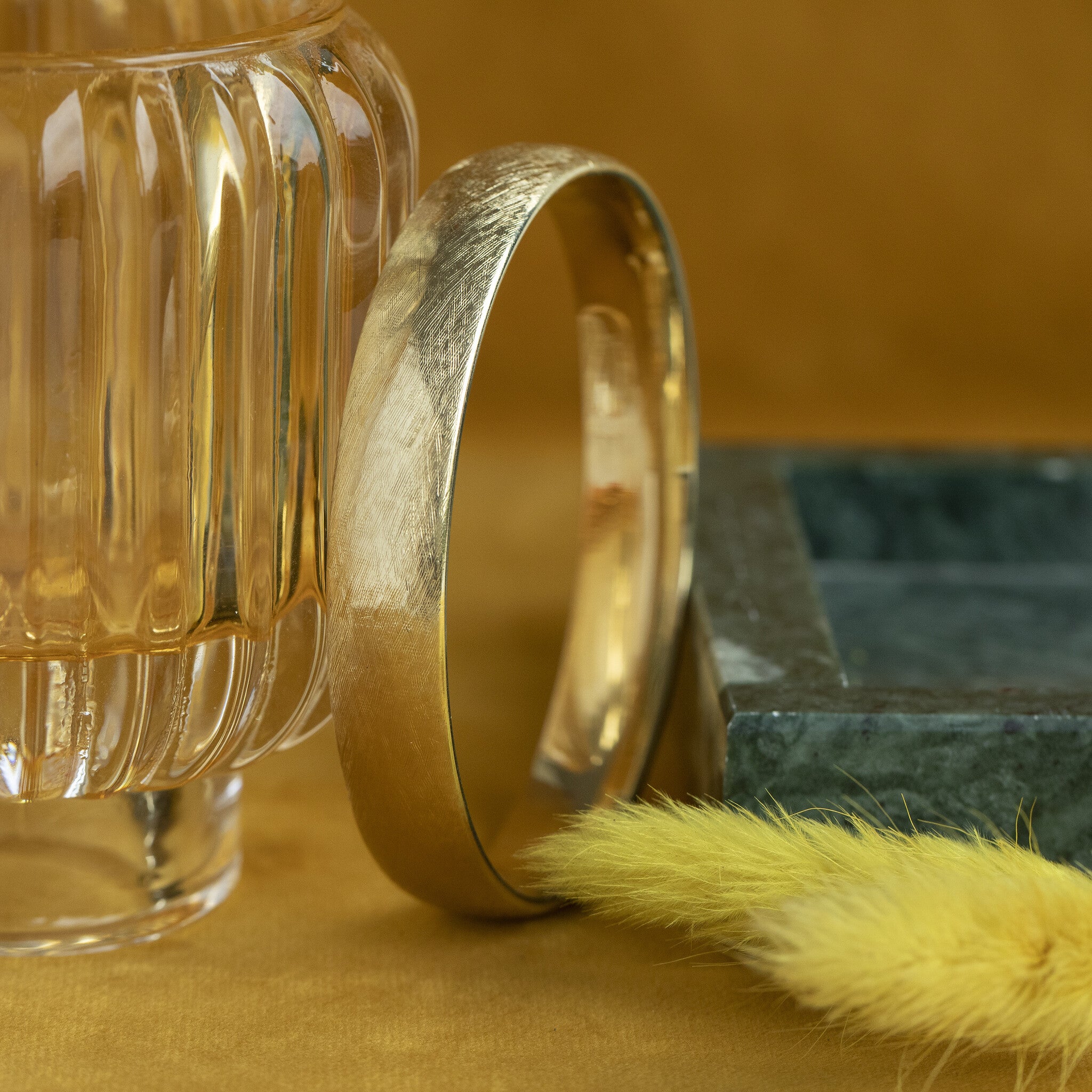 Gouden bangle bewerkt 14 krt