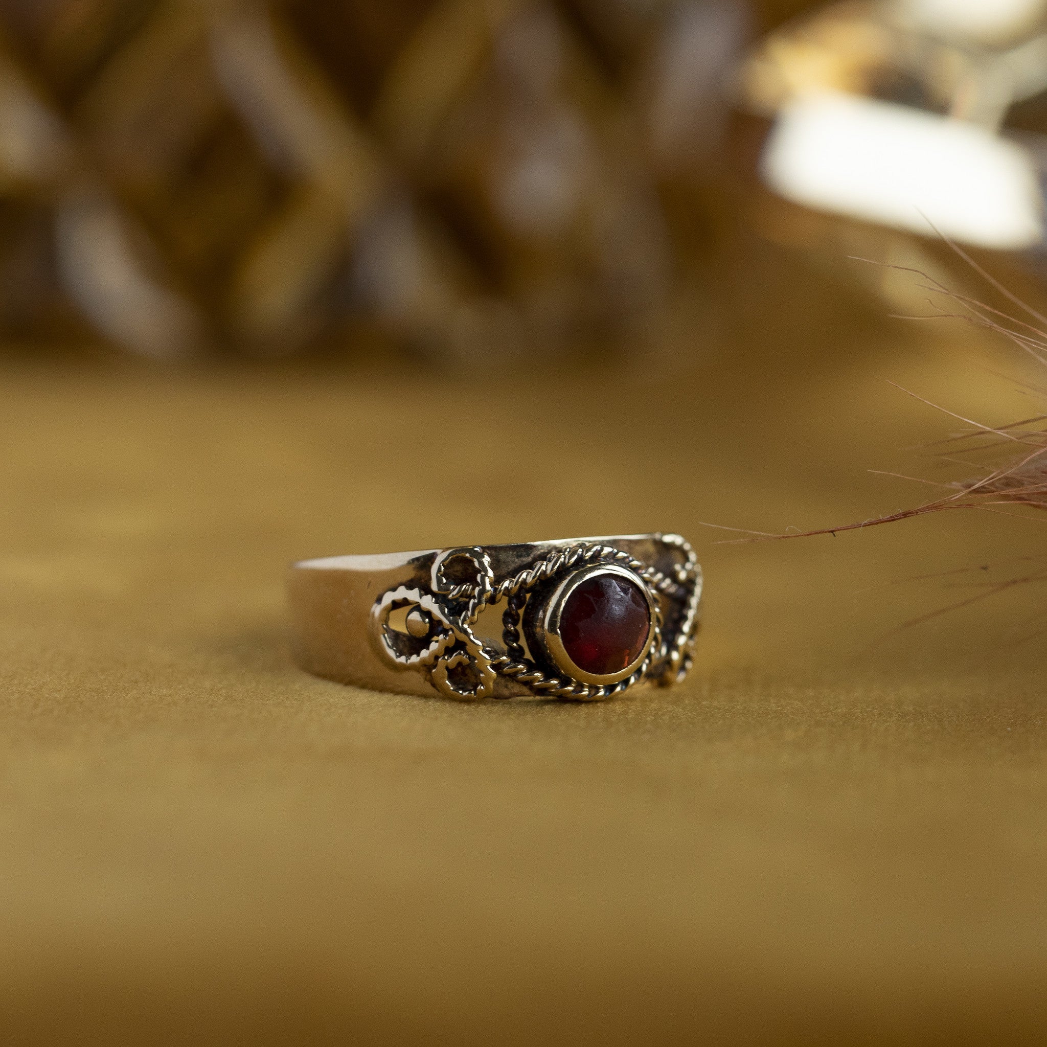 Gold ring with glass garnet 14 crt