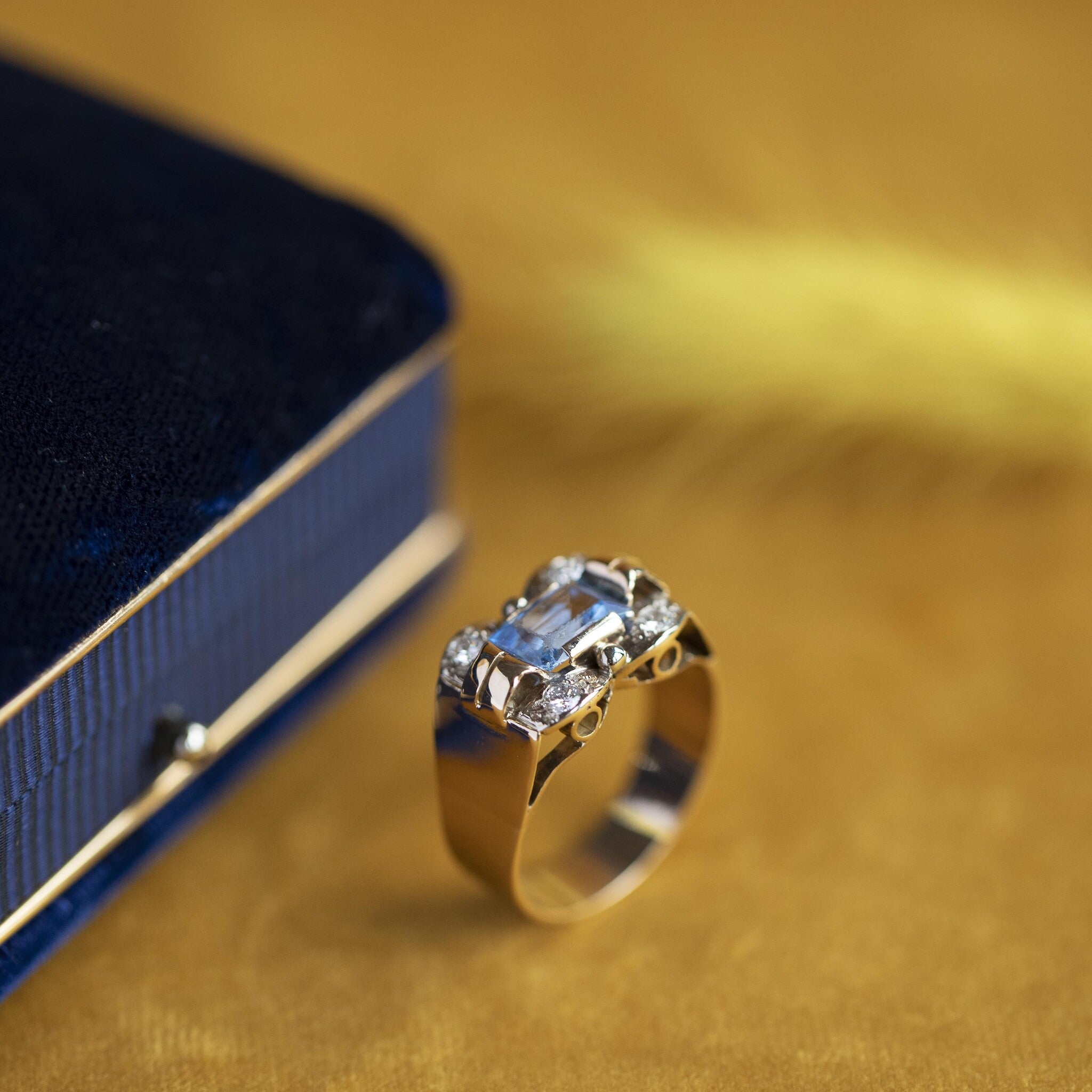 Gold ring with diamond and blue spinel 14 krt