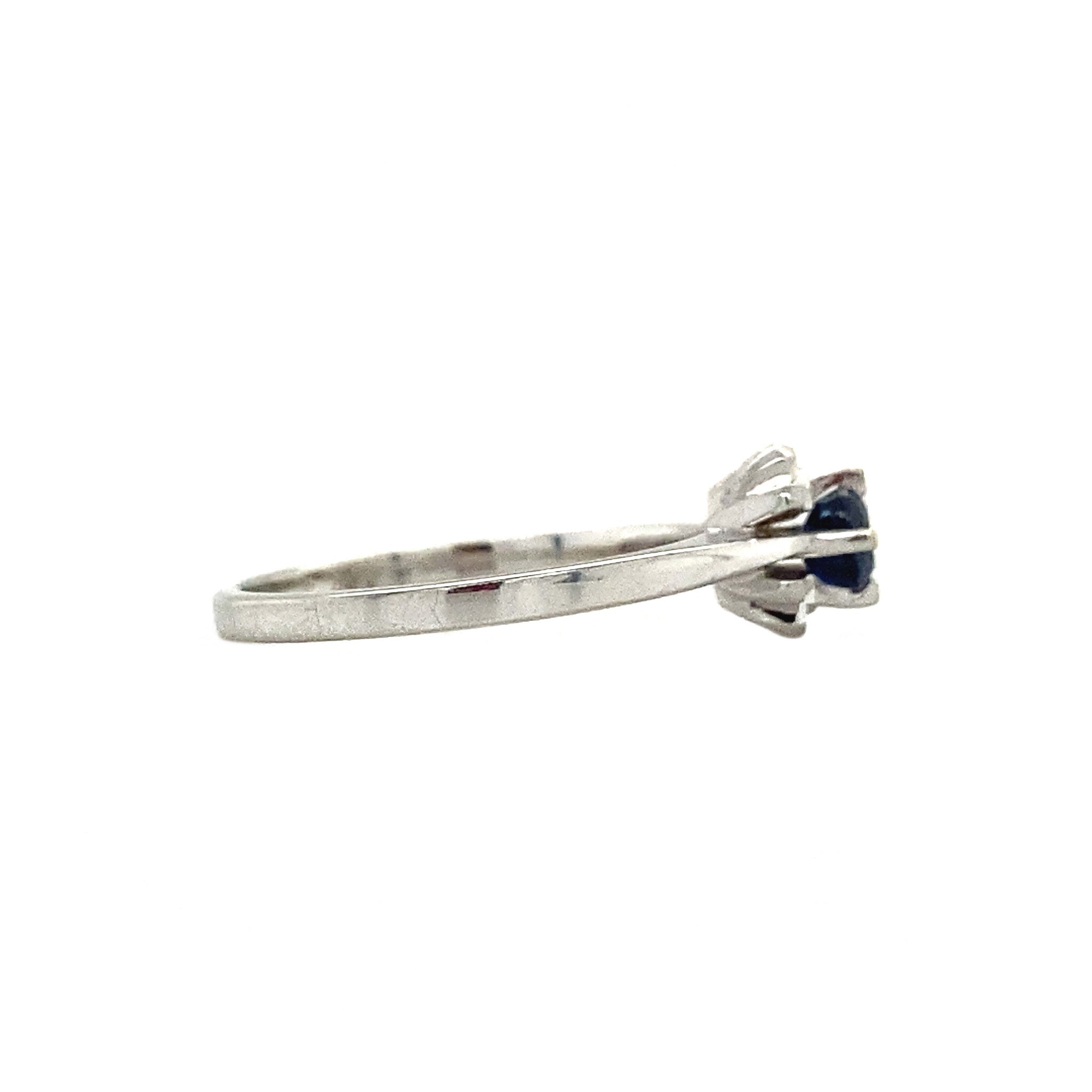 White gold ring with sapphire 14 krt