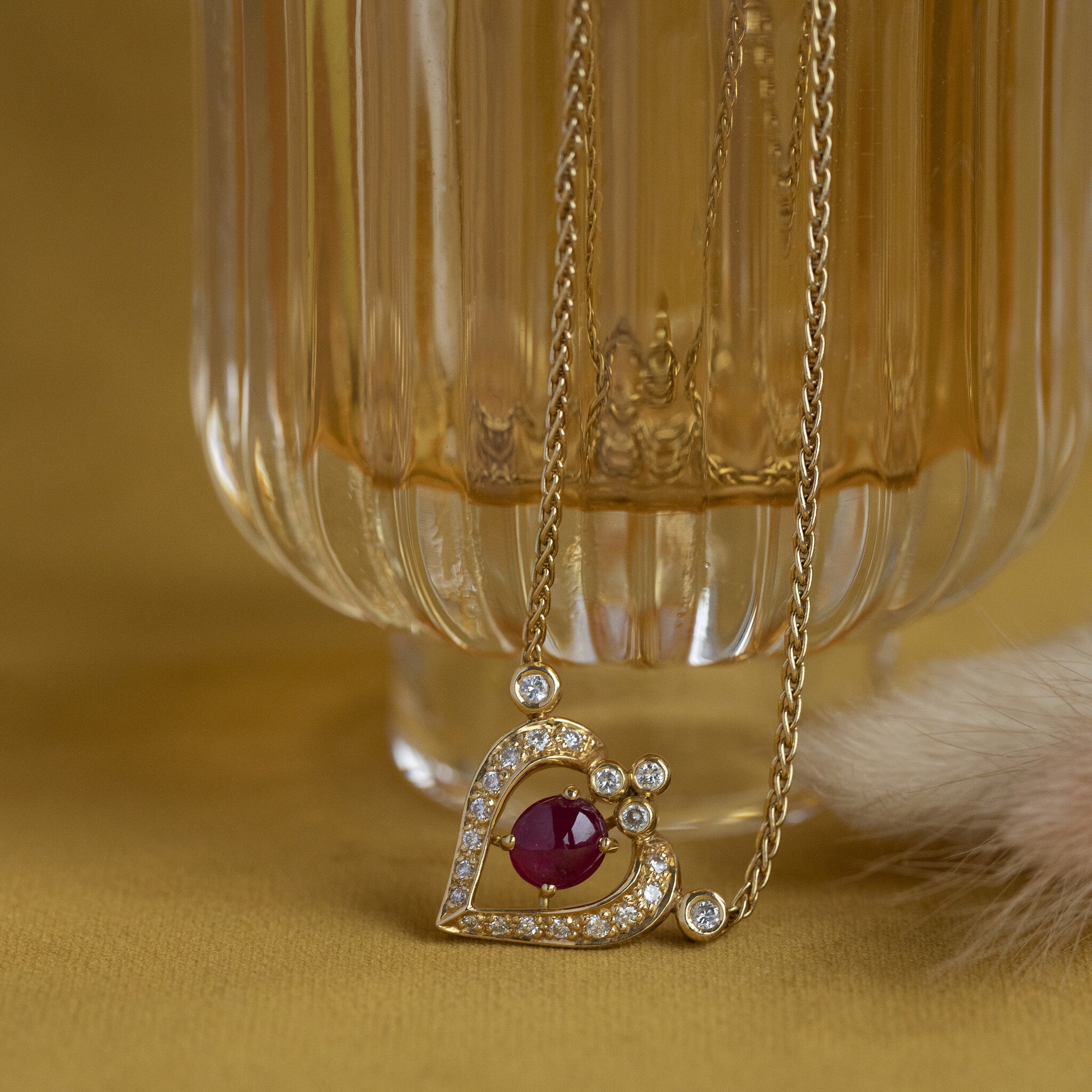 Gouden collier met robijn en diamant hanger 18krt