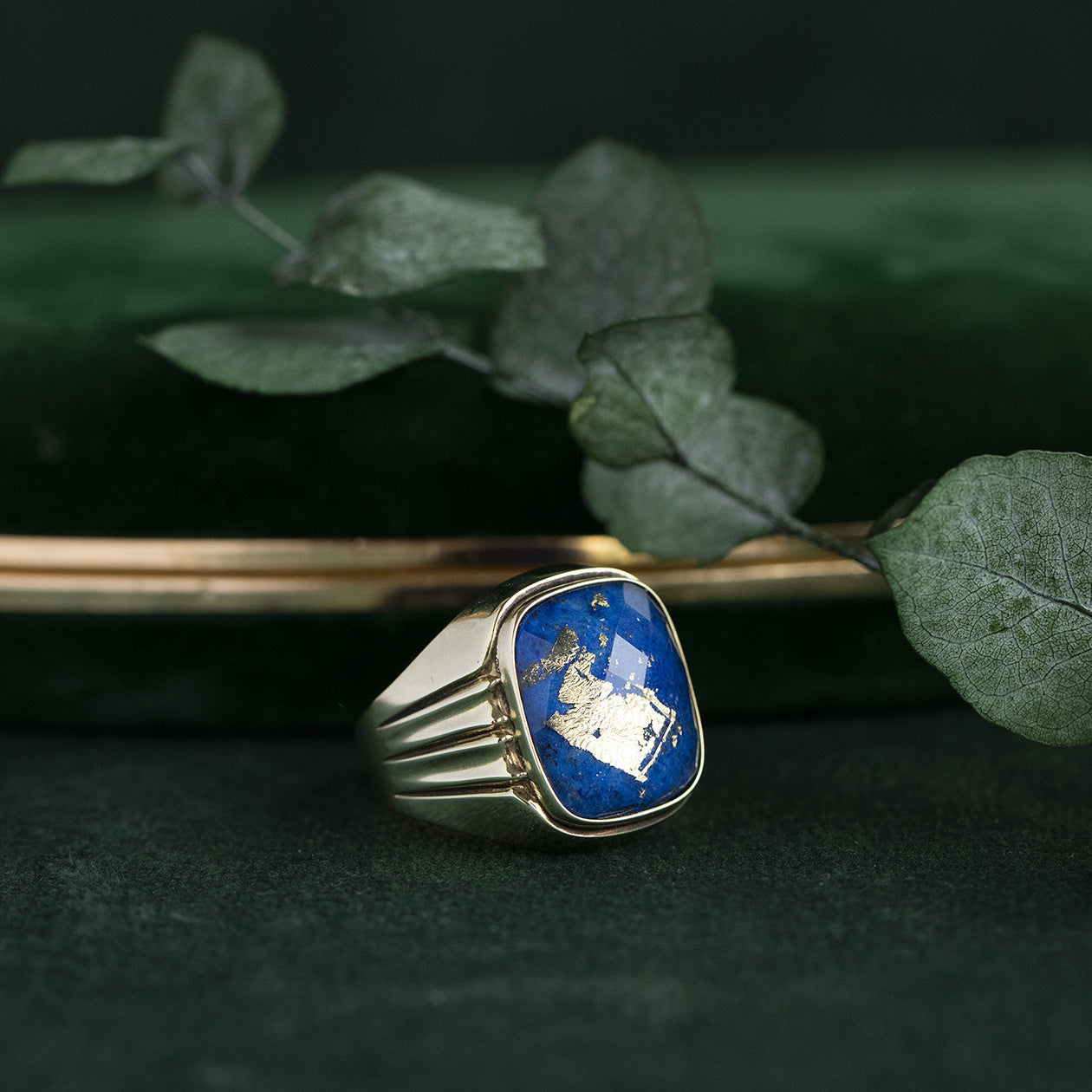 Zegelring met glas, bladgoud en emaille 8 krt