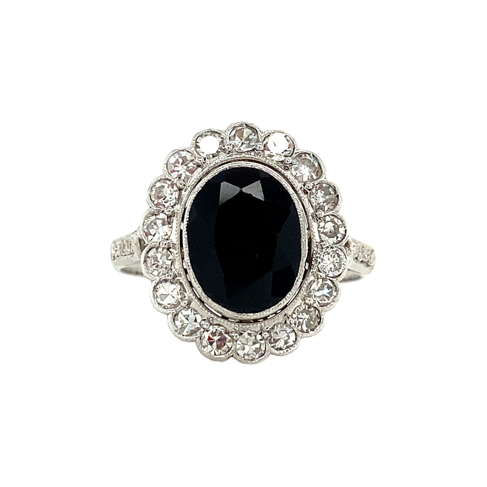 White-gold entourage ring with onyx and diamond 14 kt