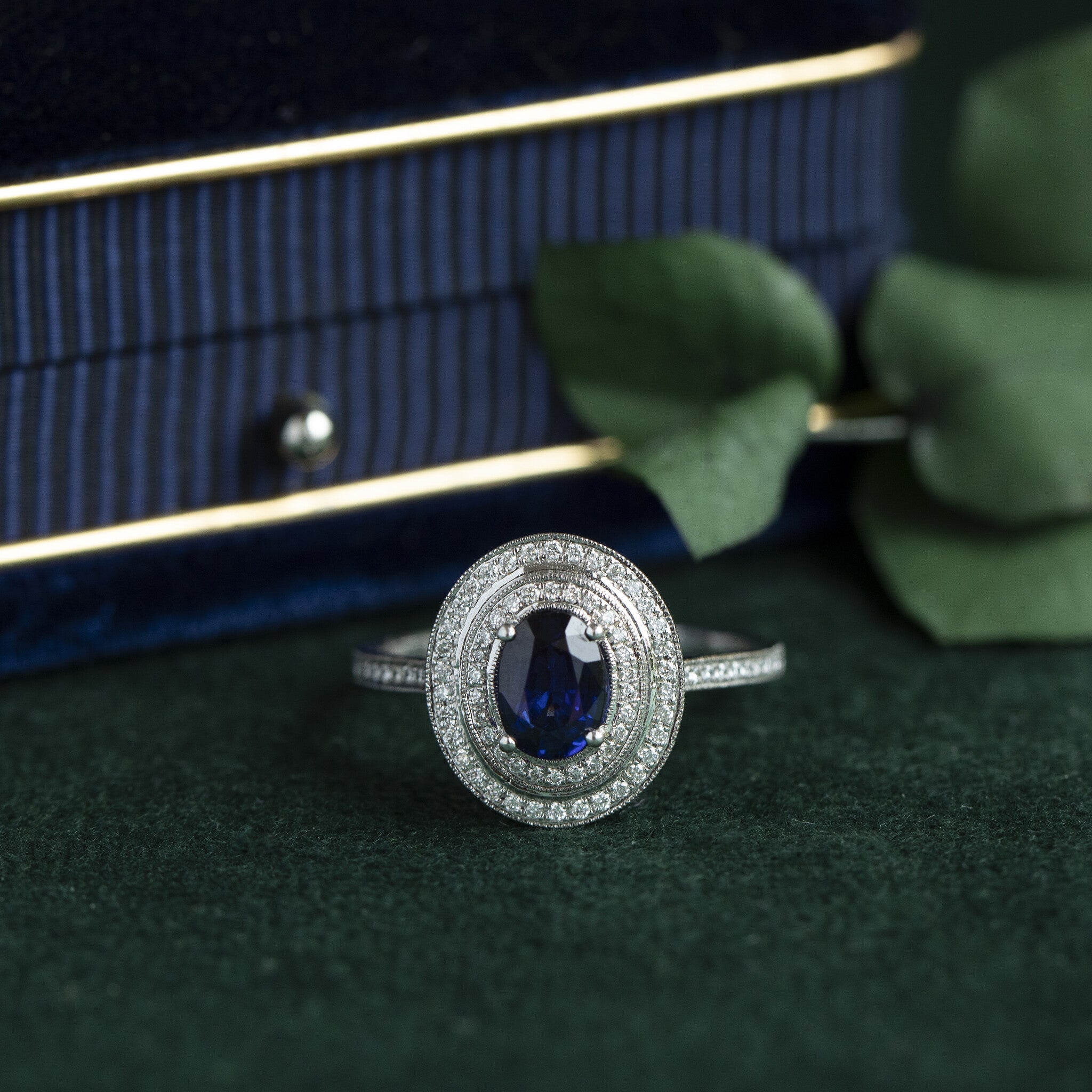 Witgouden entourage ring met saffier en diamant 18 krt