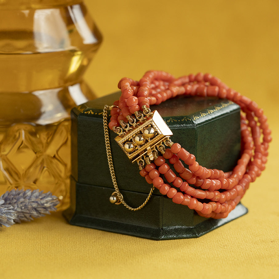 Vintage bloedkoraal armband met siersluiting 14 krt