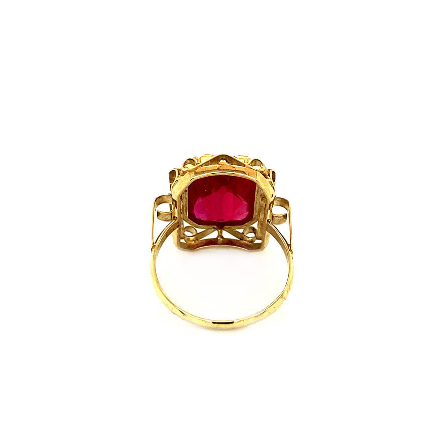 Gold ring with ruby 14 crt