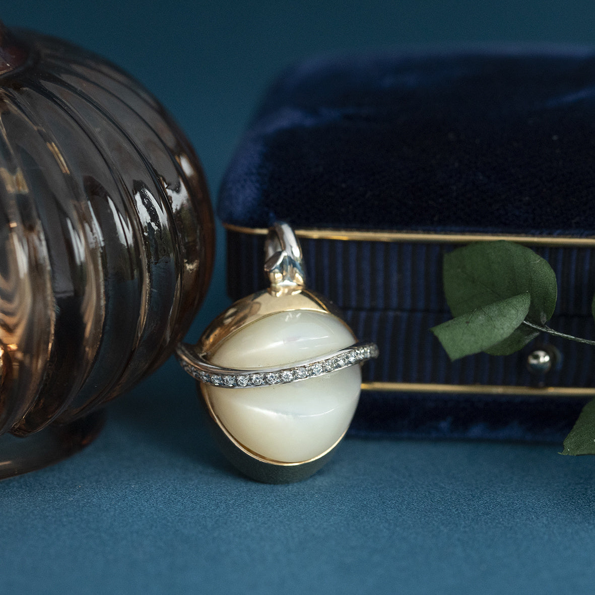 Gouden hanger met parelmoer en diamant 18 krt