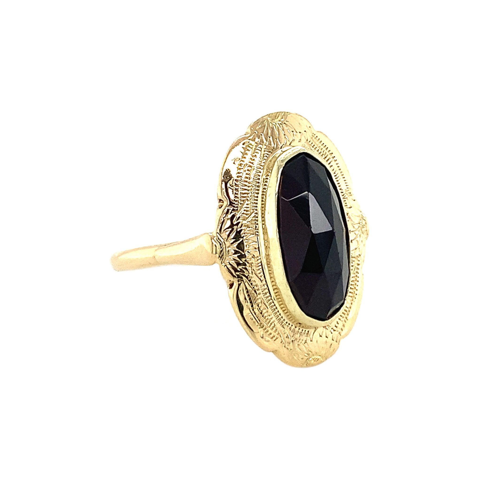 Gold ring with garnet, 14 kt