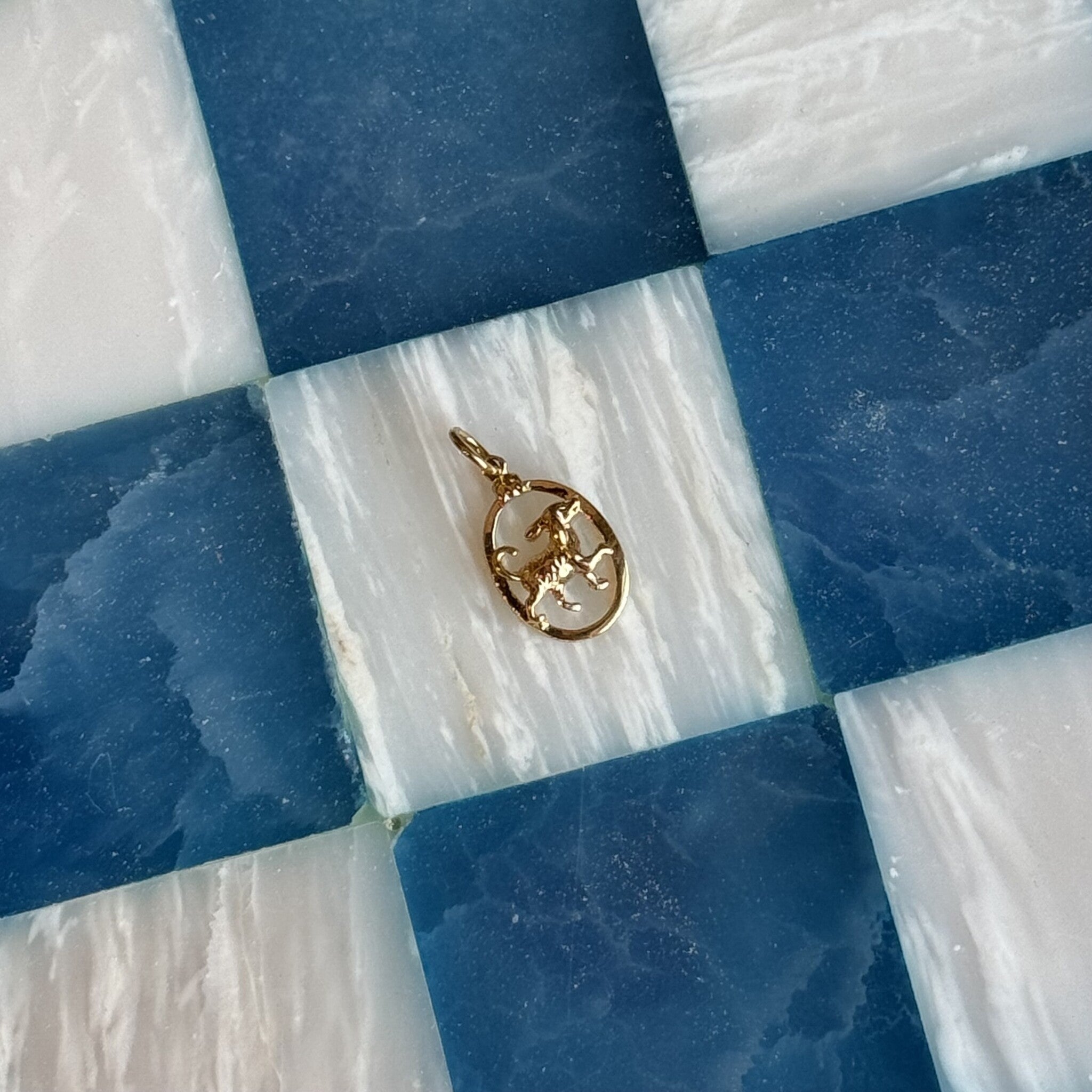 Gouden vintage hond hanger 18 krt