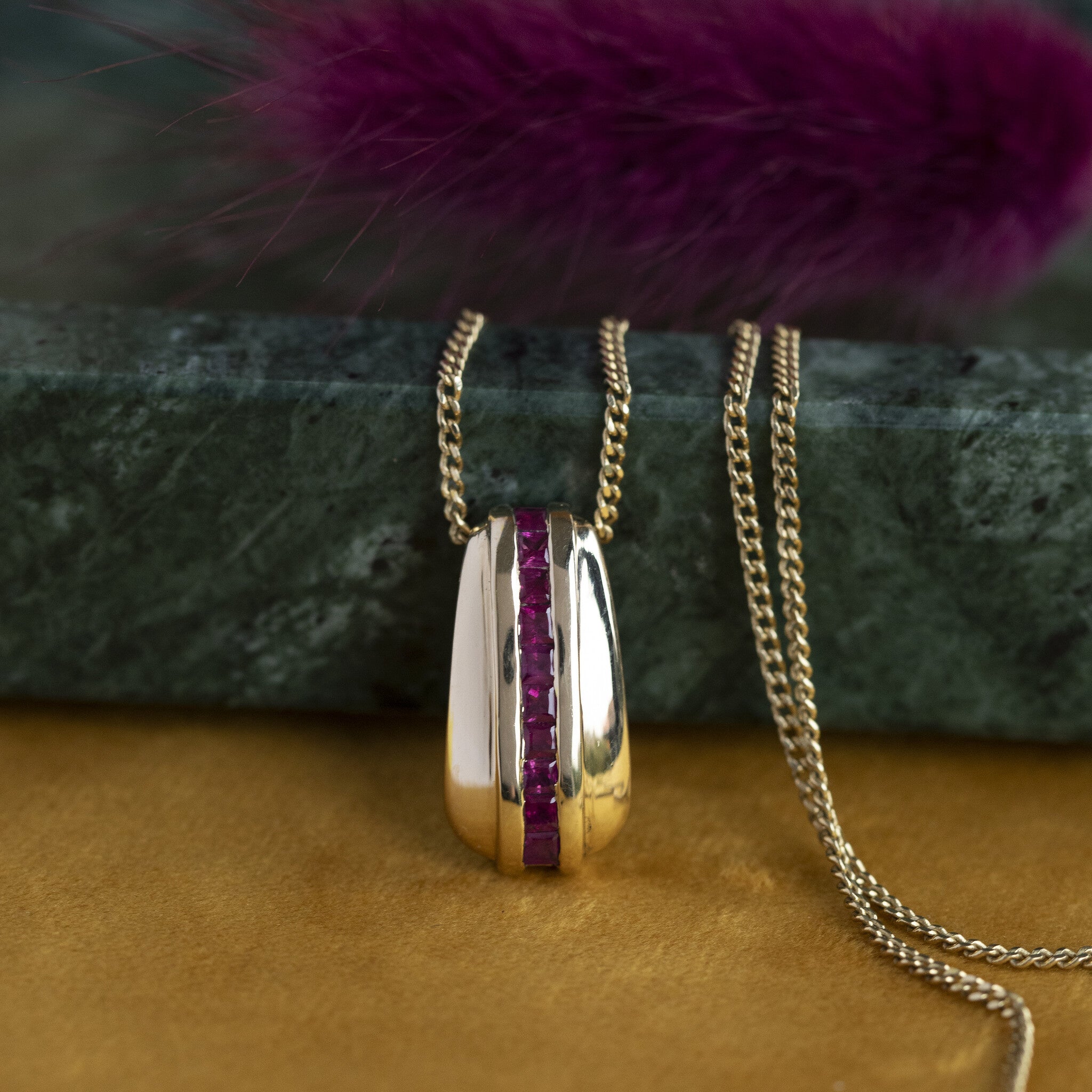 Gouden hanger met robijn 14 krt