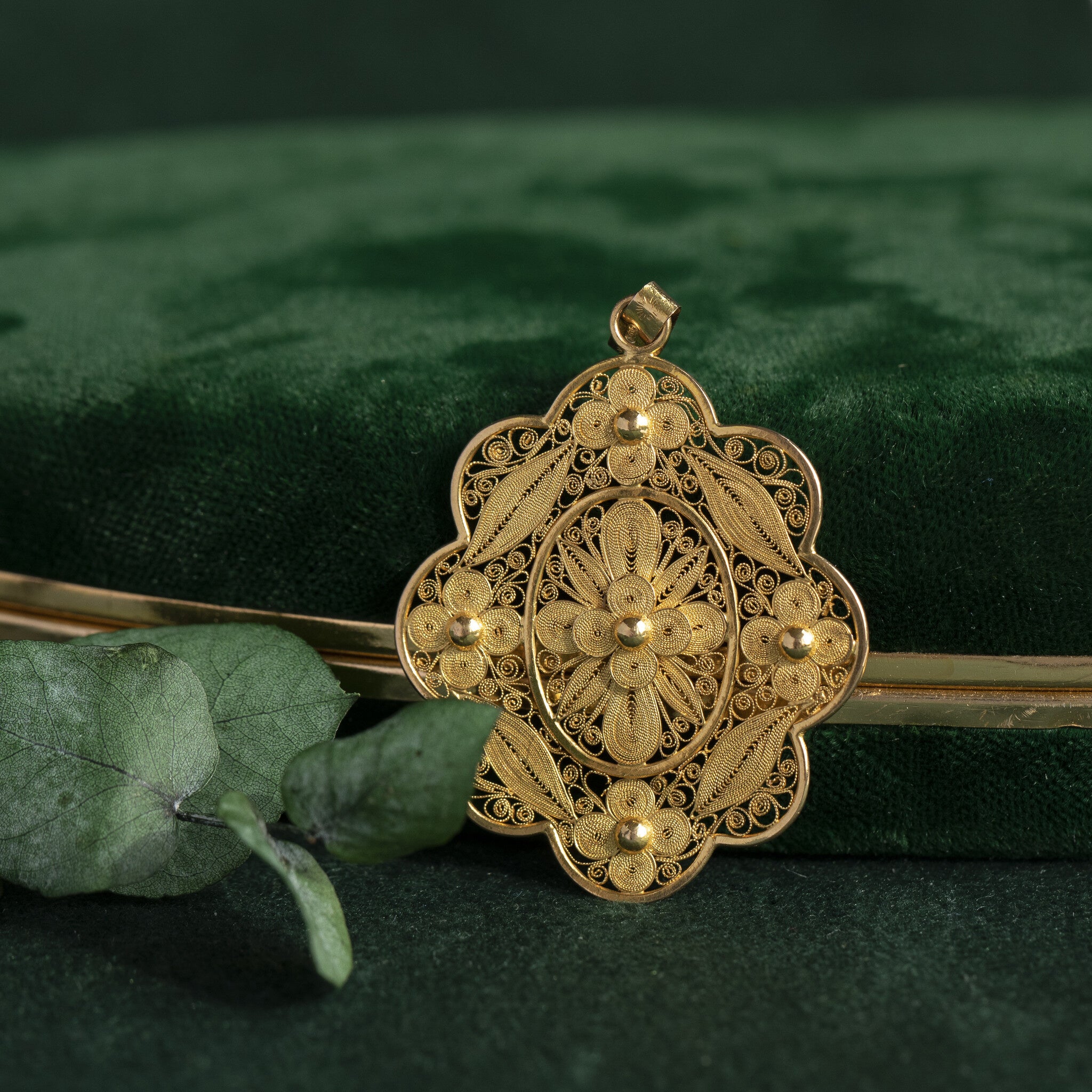 Gold pendant filigree 20 krt