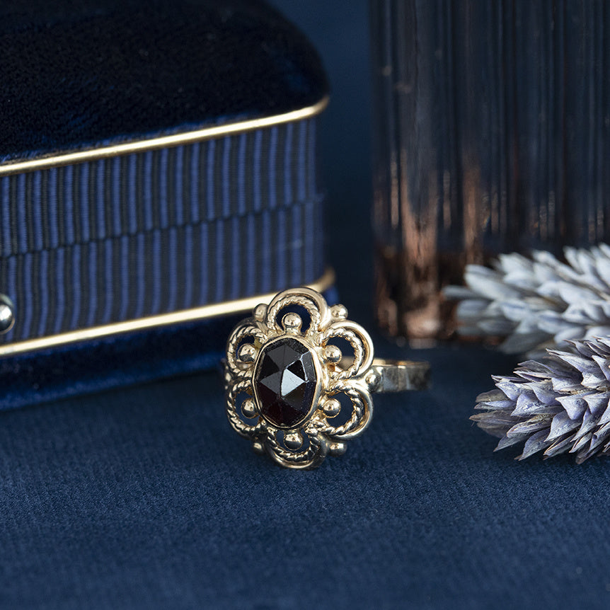 Gold vintage ring with garnet 14 kt