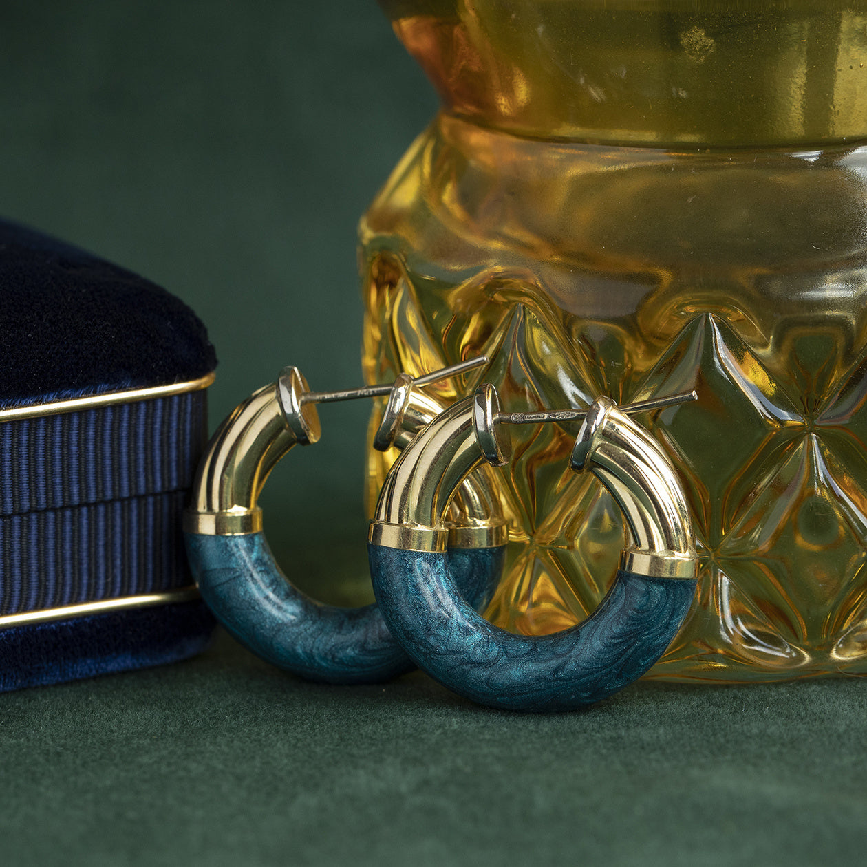 Gouden oorringen met emaille 18 krt