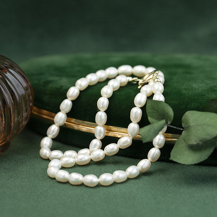 Pearl necklace with 14 kt gold clasp