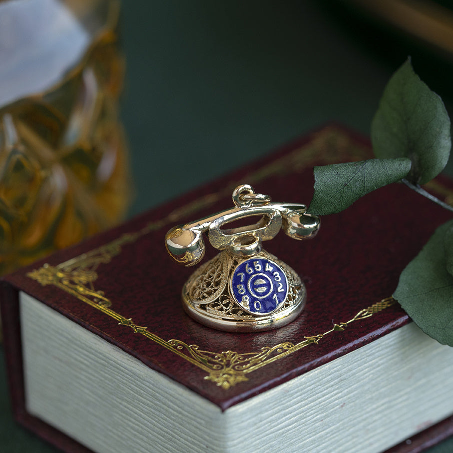 Gouden vintage telefoon hanger met emaille 14 krt