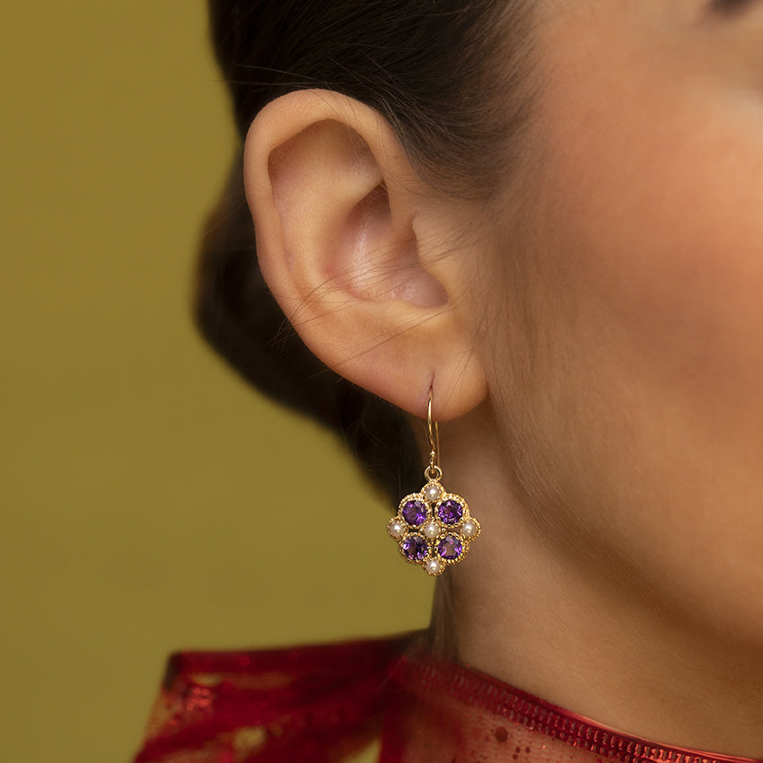Gouden oorbellen met amethist en parel 14 kt
