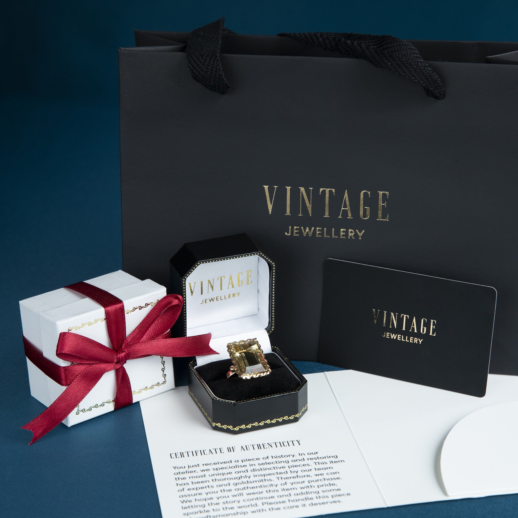 Gold vintage entourage ring with sapphire and diamond 14 kt