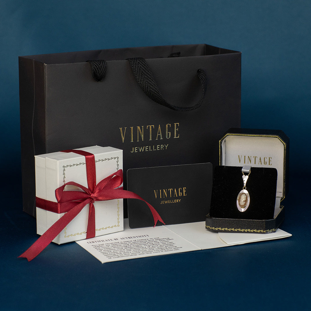 Gold vintage pendant with carnelian 14 kt