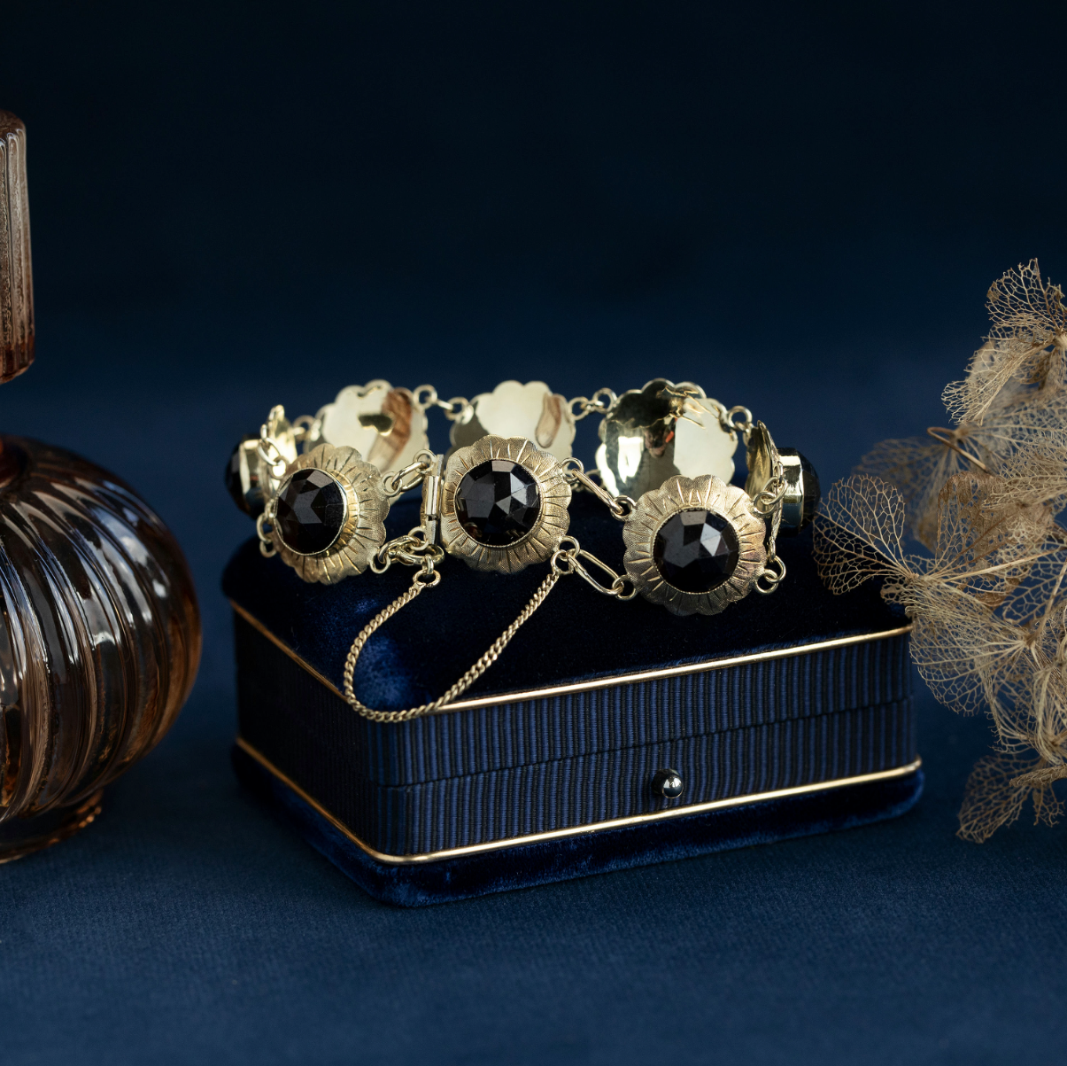 Gouden vintage bootjes armband met granaat 14 krt