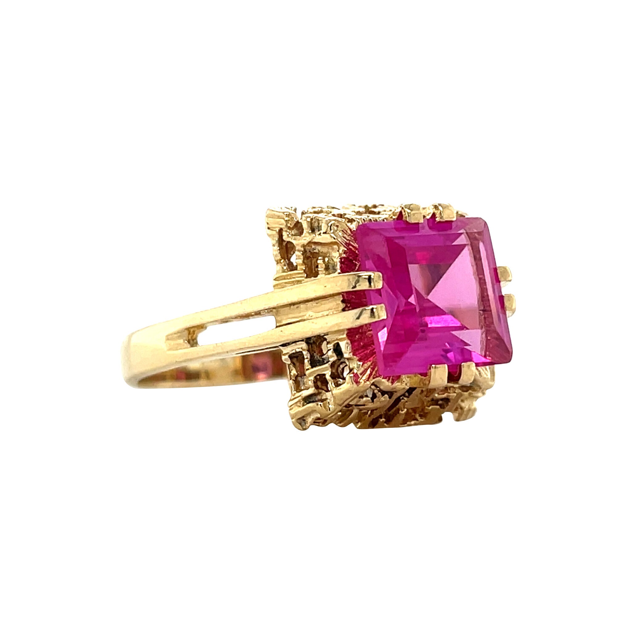 Golden vintage ring with ruby 18 kt